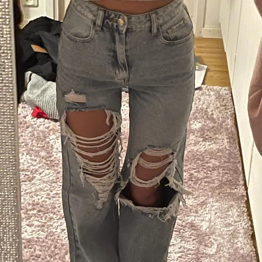 Säljer mina håliga jeans från Boohoo i storlek XS men passar S också. Jätte fina😍. Jeans & Byxor.
