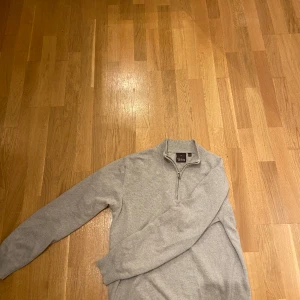 Oscar Jacobsson half zip - Säljer min gråvita half zip från Oscar Jacobsson. Kashmirblandad tröja som är mycket skön och passar perfekt till vintern och våren. Nypris 1699. Iprincip helt oanvänd och har inga defekter alls. Köpt på Nk. Pris kan sänkas lite grann vid snabb affär