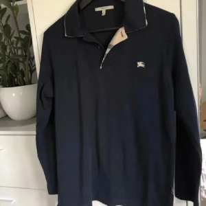 Burberry långärmad tröja - Riktigt snygg burberry tröja i 10/10 skick. Använd nån enstaka gång men säljer på grund av storleksfel.
