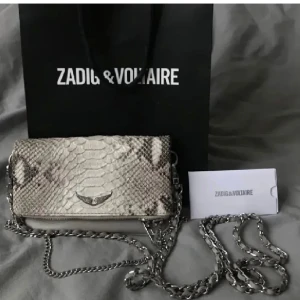 Zadig väska  - Säljer min superfina Zadig väska som passar till de mesta men samtidigt är lite unik, säljer då den tyvärr inte kommer till användning längre! Tveka inte att höra av dig vid frågor!🥰