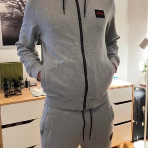Hugo boss dress - Säljer min Hugo boss dress pga att den inte används och koftan är Storlek S och byxorna är storlek M. Inga defekter på dressen och den är använd endast 4 gånger. Skriv för fler bilder på dressen!