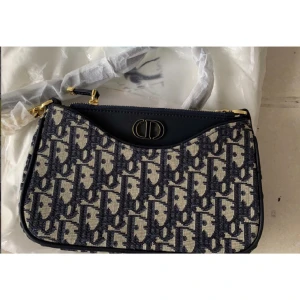 Väska  - Helt oanvänd, fler bilder kan skickas vid intresse, dustbag tillkommer. Fler bilder kan skickas vid intresse. Kan sänka priset vid snabb affär 