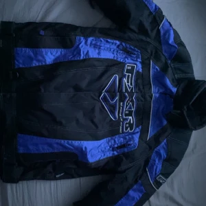 FXR snow jacket - FXR Snow jacket Modell: NITRO-SX TEAM JACKET Storlek: S man (passar mig som är storlek M och kvinna) Avtagbart foder inuti jackan finns. Det är en äldre modell men den är i väldigt fint skick.  Köpt för 4795 kr och säljer den för 1500 kr.