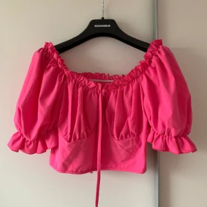 Topp med puffarm - Använd endast en gång, superfin till sommaren med högmidjad kjol eller byxor 🌸 