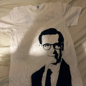 Team Muff tröja  - Säljer för den är för liten. Kan vara roligt att köpa som skämt. Måste säga att den är skin tight så akta för den. Det är bara att messa om man har några frågor 