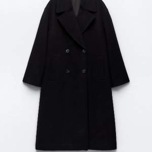 Säljer en oversized kappa från zara i svart färg. Bra skick! Ordinarie pris 800–900 kr  