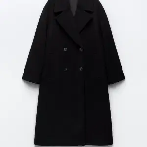 Säljer en oversized kappa från zara i svart färg. Bra skick! Ordinarie pris 800–900 kr  