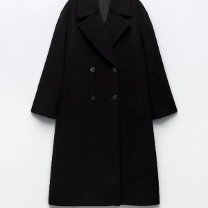 Zara coat  - Säljer en oversized kappa från zara i svart färg. Bra skick! Ordinarie pris 800–900 kr  