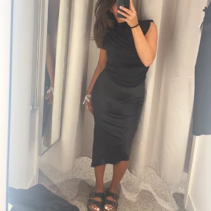 Satinkjol  - Köpt på H&M, fin men kom aldrig till användning 