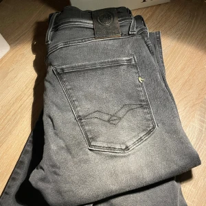 Replay Jeans Anbass  - Nyskick,nästan aldrig använda, inga flaws eller skador . Org pris 1799  Vårt pris | 550 |  30x32 