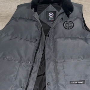 Canada Gose black label - Säljer nu min väst eftersom ingen användning för den har använt den 1 gång är L passar också M kom med förslag till pris säljer den billigt
