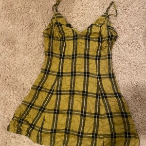 Rutig kläning - Jättefin klänning från Urban Outfitters som tyvärr är för kort för mig! Är 173 som referens. Lite skrynklig på bilden men annars i nyskick 