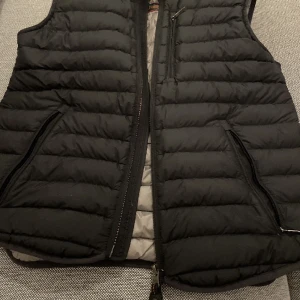 PJS väst - Tjaa säljer nu min pj väst i storlek S köpt i somras för 3700kr men den e nu för liten. De e 100% äkta men morsan har tappat bort kvittot. Man kan skanna QR koden i så ser man att den e äkta. 1500 eller bud
