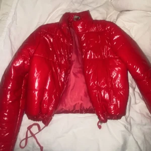 Pufferjacka - Röd pufferjacka som jag använde förra vintern, inga defekter!