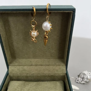 Guldiga örhängen - Snygga örhängen, köp 1 för 350 eller båda tillsammans 550