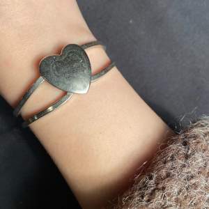 Söt silver armband med hjärta   Skick som i bilder, finns mindre märken   Ganska liten