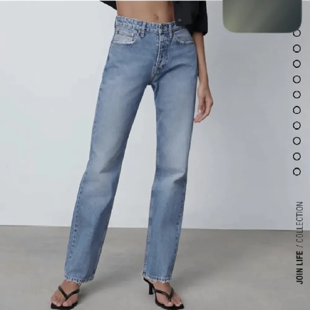 Säljer mina mid-low waist jeans från Zara, i bra skick, lite i storleken 💕. Jeans & Byxor.