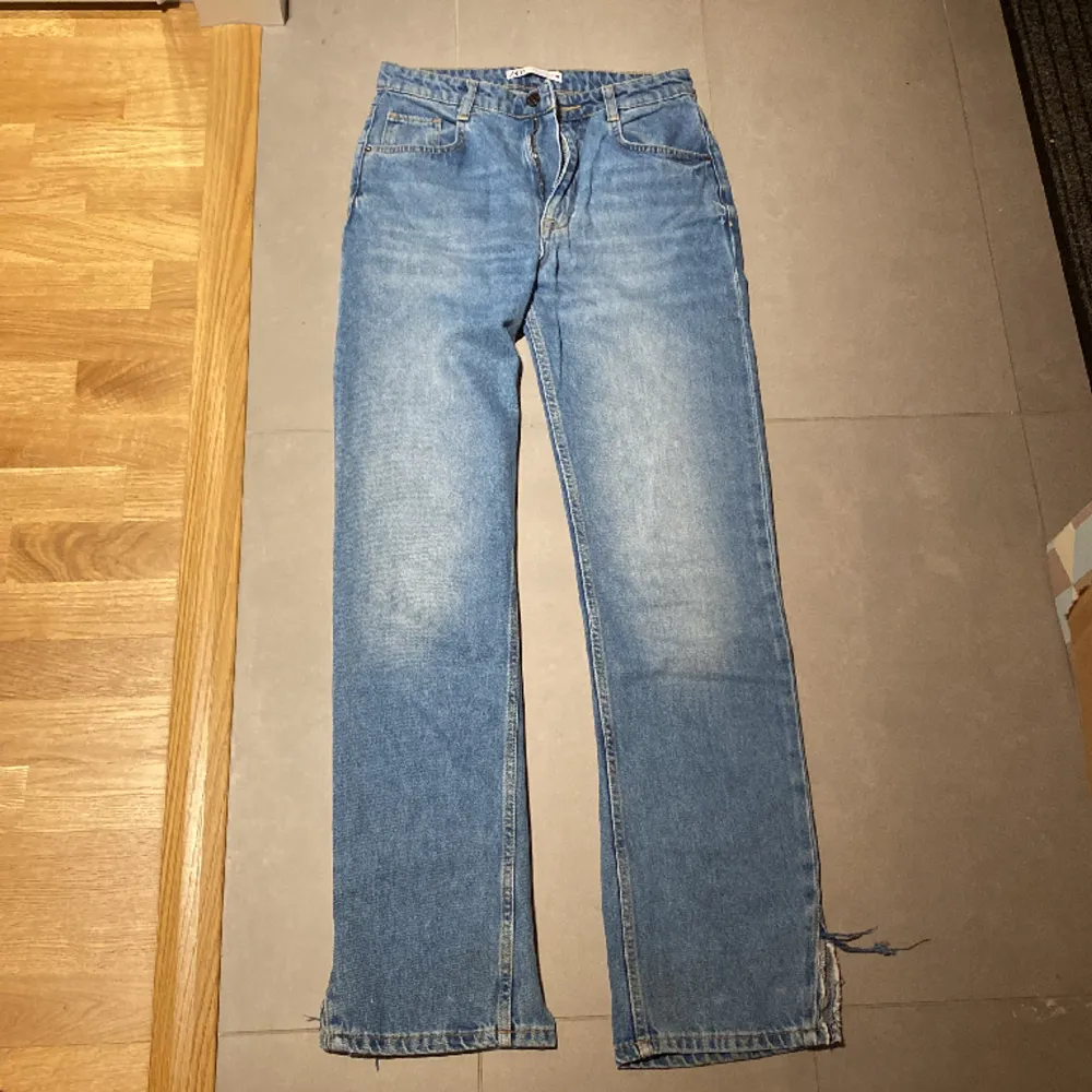 Raka ljusa jeans från Zara. Storlek 38 men passar även jätte bra på 36. Fint skick och inga defekter. Säljer för att de inte kommer till användning längre. Har även en liten slits på båda benen längst ner.. Jeans & Byxor.