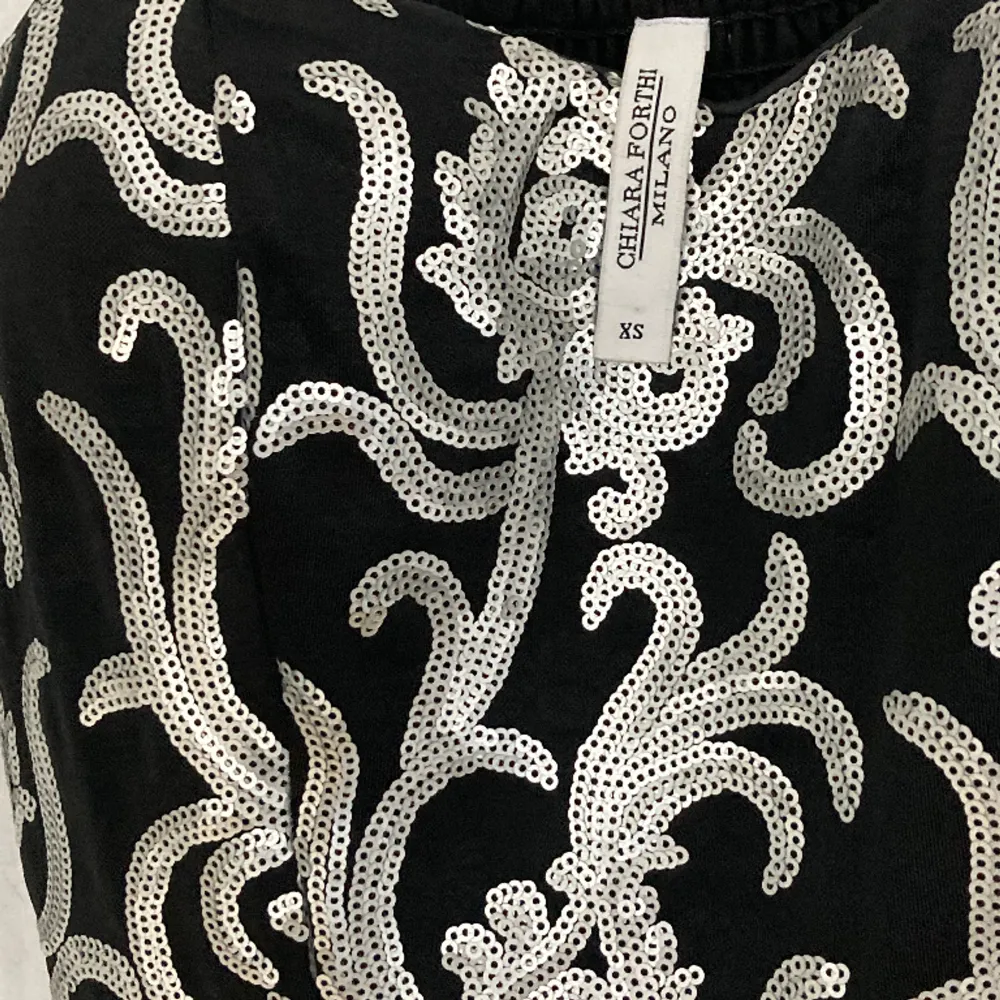 Beautiful, elegant dress, perfect for a wedding or cocktail party! New condition! Shorter at the front, longer at the back. Fits both XS and S. Klänningar.