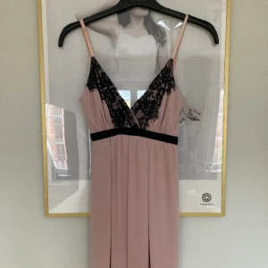 Antique pink dress - New, never used due to the colour that doesn’t fit me. Otherwise beautiful, elegant and in perfect condition! Fits both XS and S