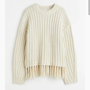 Tröja med fransar  - Beige Tröja i fint skick ifrån H&M storlek M. Köpt för 499kr. En aning tung i materialet. 