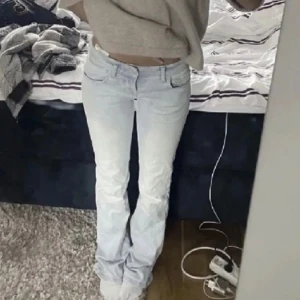 Ltb jeans - Sjukt snygga Ltb jeans!! Köpta på Plick men säljer vidare pga att dom är lite stora. 💓 midjemåttet är 76cm runt om och stretchiga. Lite slitningar längst ner och även en vit fläck på ena benet(se bild 2) köp direkt för 600💞😊