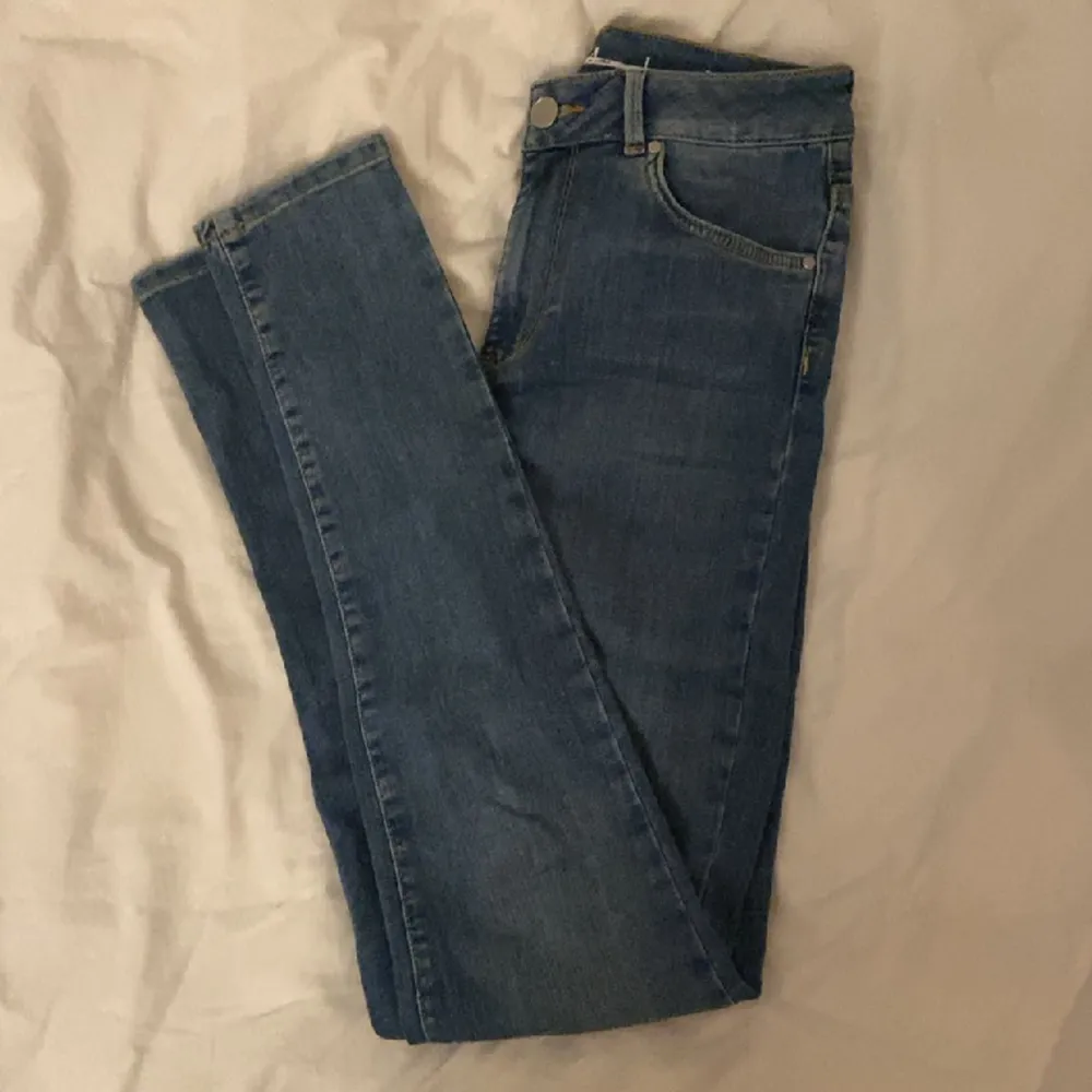 Ett par blåa skinnyjeans från Bikbok, stl S. Sparsamt använda och därför i mycket fint skick. Säljer då de inte används längre. Köpta för runt 500 säljer för 100💞. Jeans & Byxor.