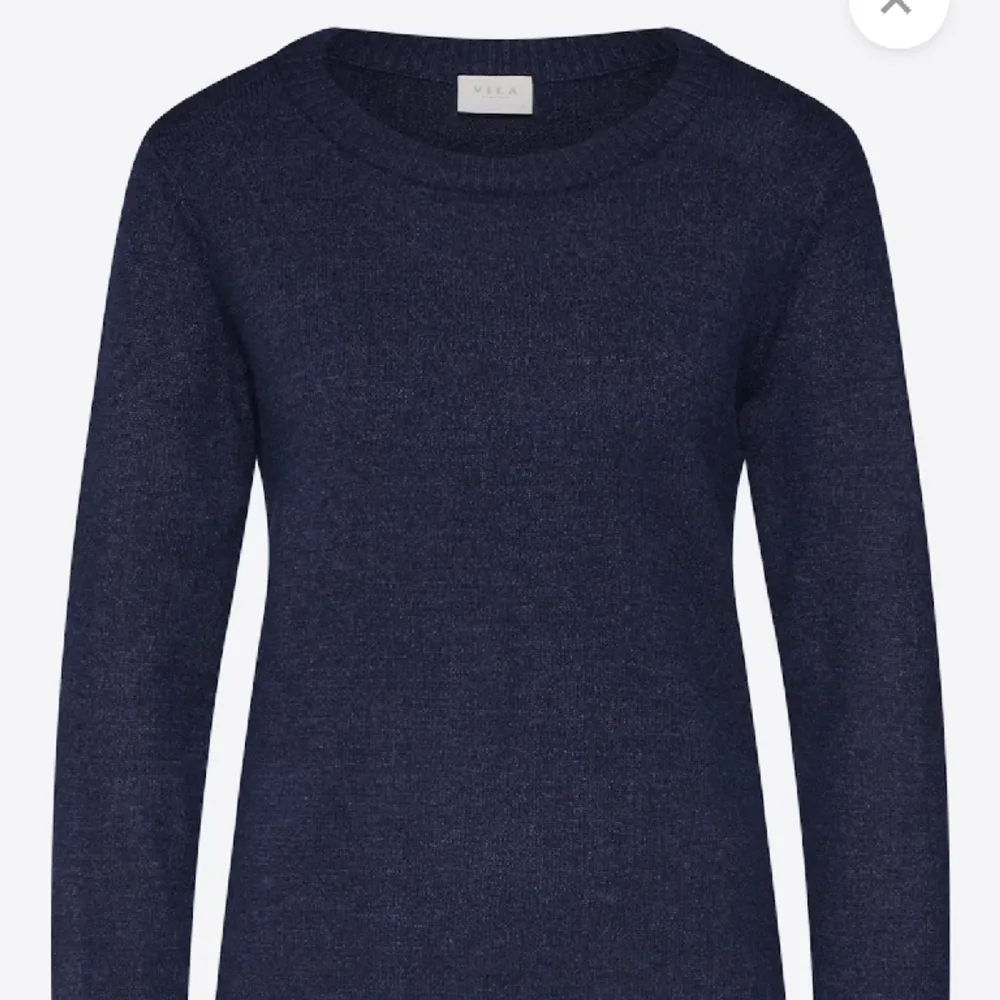Säljer denna fina vila stickade tröjan i mörkblå i mycket bra skick ❤️strl S. Stickat.