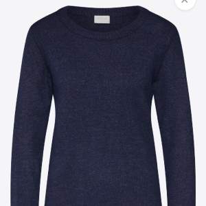 Säljer denna fina vila stickade tröjan i mörkblå i mycket bra skick ❤️strl S