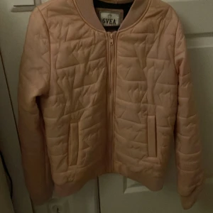 Bomberjacka  - Intressekoll!💖 på denna fina bomber jacka liknande. Kom med prisförslag så komemr vi på ett rimligt pris! Bara och skriva om ni vill ha fler bilder💗💞