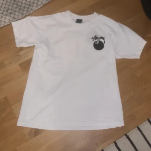 Stussy t-shirt - Lite näven ser knappt liten spricka i trycket på ryggen