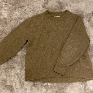 Stickad tröja - Jätte fin skön stickad tröja från HM. Bra skick, den är brun/beige men ljuset på bilderna e lite konstigt..🫶 storlek S men passar både Xs och m beroende på hur man vill att den ska sitta❤️ (!pris kan diskuteras!)