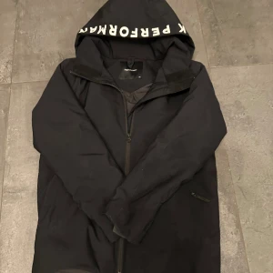 Skidjacka som är för liten - Skicket på jackan är 8/10 väldigt varm och skön jacka inga hål i jackan!