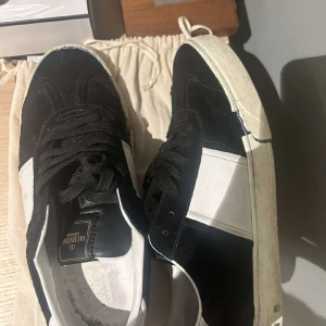 Valentino Flycrew - Svarta valentino flycrew i storlek 41 men passar 42. Alla bitar kvar och i bra skick utöver de stora sprickorna framme i sulan.