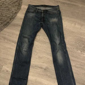 Säljer mina Stone island jeans - 30x31  Skick 7/10 Ny pris 2900kr Ett litet håll men de går att sy