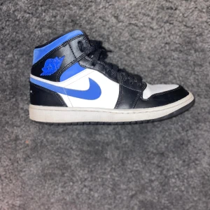 White racer mid Jordan 1 - Säljer nu mina snygga white racer Jordan. Köptes på restock för 2000 kr. Skicket är väldigt fint(8.5/10), inget slitage.  Storlek EU:  43 UK: 8.5. Bara att skriva om ni har frågor