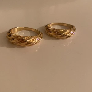 Guldfärgade ringar - Oanvända ringar som jag säljer eftersom jag råkade köpa för stora. 10 kr styck, 15 för 2