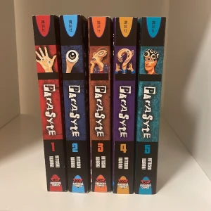 Parasyte manga vol. 1-5 - Köpta på Sf Bokhandeln! Jätte bra skick på alla🙏 Köpt för 129kr /st (kostar dock mer nu) så jag säljer alla fem för 350! 