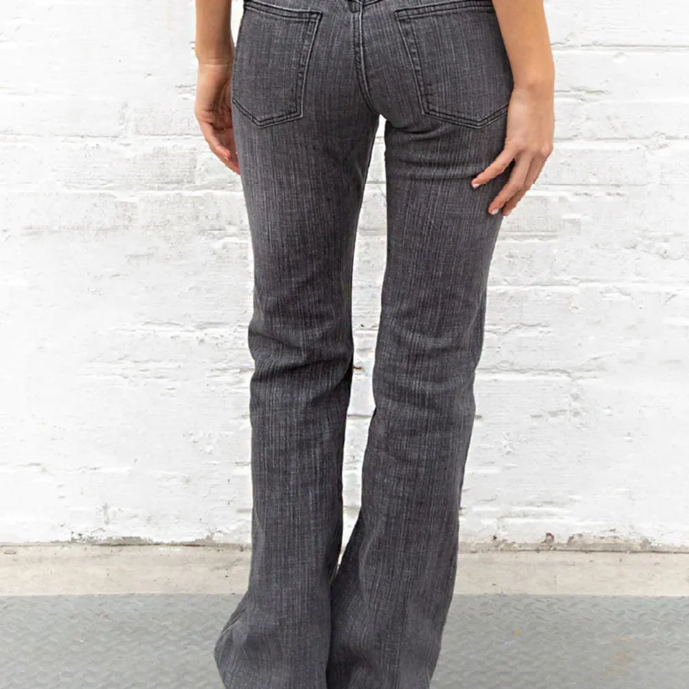 Säljer dessa lågmidjade jeans från brandy melville eftersom de inte kommer till använding!  Måtten på jeansen är 80cm i längd och 70cm i midjan❤️ Bilderna är från brandy melvilles hemsida. Jeans & Byxor.