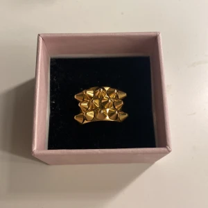 Edblad ring - Säljer min guldiga Edbladring eftersom jag inte använder den så ofta längre, den är i gott skick och presentboxen och en fin påse ingår.