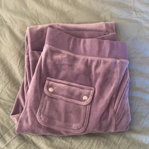 En lila juciy couture byxa inte använd så mke alls (bra skick)  - Skriv till mig om ni vill veta ngt mer eller vill se den på🤗 (kan diskutera pris om de inte passar)