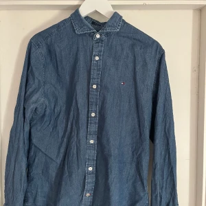 Tommy Hilfiger Skjorta  - Storlek M Nypris ~ 800kr Mitt pris -300kr  Skick 10/10 Inget fel på den vara, perfekt skick och riktigt snyggt med en vit t shirt under!  