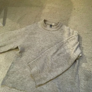 Stickad tröja - Assnygg stickad tröja från hm. Säljer pågrund av att den inte kommer till användning lika mycket längre. Tröjan är lite nopprig men märks inte. Har ett pyttelitet hål vid armen, kan skicka bild. Pris kan diskuteras. Fråga vad som helst😘😘😘