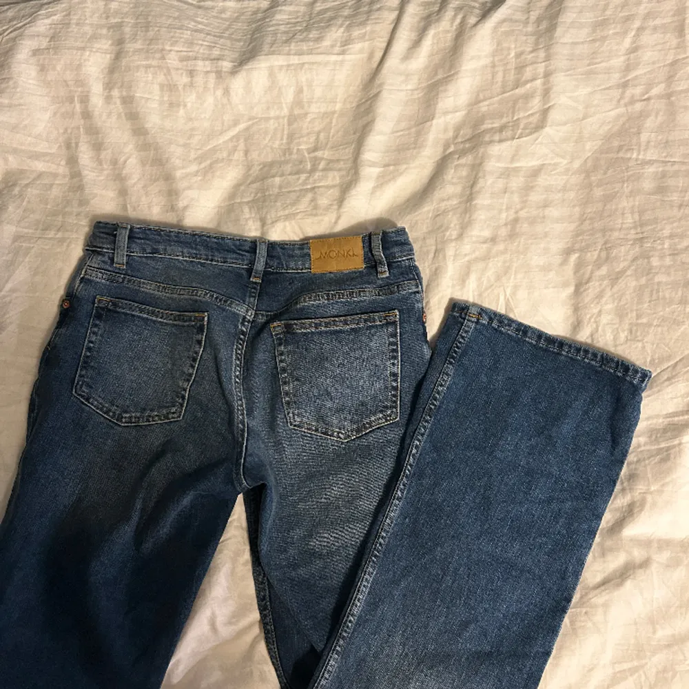 Fina lågmidjade bootcut jeans från monki i nyskick andvända fårtal gånger💞midjemått: 40 Innerbenslängd: 82. Jeans & Byxor.