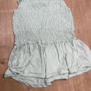 söt topp!  - Säljer denna gulliga ljusgröna toppen från h&m. Kostade något runt 20€(200 kronor) från början men nu säljer jag den för 10€ (100 kronor) Använd 1-3 gånger och ser oanvänd ut. Jättebra skick! Kom privat för mera bilder samt intresse! 🤍🌿