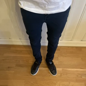 Jacob Cohen jeans  - Tjena! Säljer mina Cohen jeans då jag inte använder dom längre, aldrig använda köpte av en kompis som köpte på nk i Göteborg, storlek 28 men han på bilden är runt 180 och väger 70 så de är större i storleken, hör av dig vid funderingar