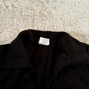 Stickad tröja  - Svart stickad tröja inte mycket använd stl S 36/38 70kr plus frakt 