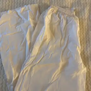 Säljer dessa skit snygga linne liknande byxor. Passar XS-M. Köpt för 350 och använda en månad ungefär💕 Kom med prisförslag🥰