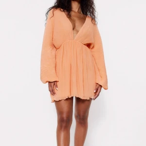 Klänning  - Från lojsan Wallinxnakd i bra skick, bara använd en gång. Slutsåld på hemsidan 