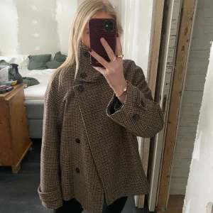 ARKET kappa - Så fin ARKET kappa som jag gillar så mycket! Skicket är bra och det finns inga defekter. Storlek S passar så bra på mig som är 165/166♥️